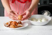 Une femme prépare des oeufs