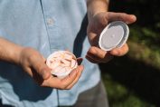 Un homme ouvre une boite de pouches à la nicotine
