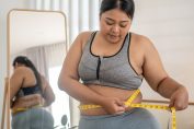 Une femme mesure sa taille
