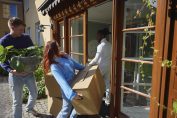 Des personnes portent des cartons