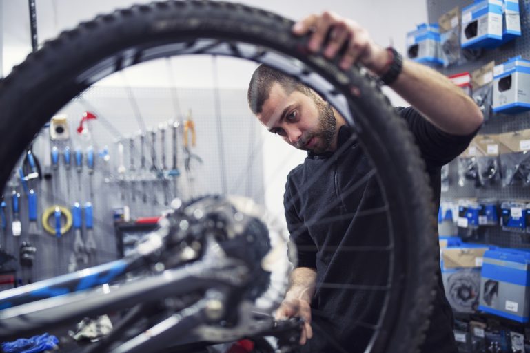 Un réparateur de vélo