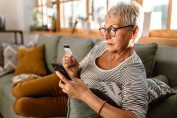 Une femme fait un virement bancaire