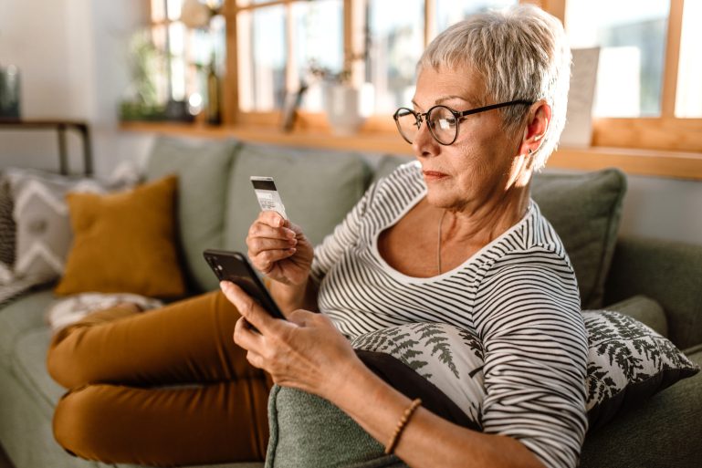 Une femme fait un virement bancaire