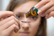 Une femme prend de la vitamine D