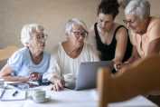 Des amies utilisent un ordinateur portable