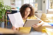 Une femme compare des documents