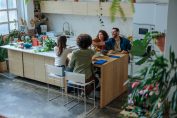 Des amis prennent un repas ensemble dans une cuisine