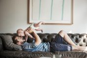 Un papa joue avec son bébé