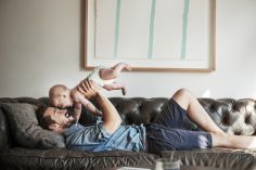Un papa joue avec son bébé