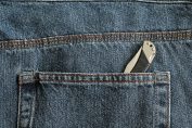 Un couteau de poche dans une poche arrière d’un jean