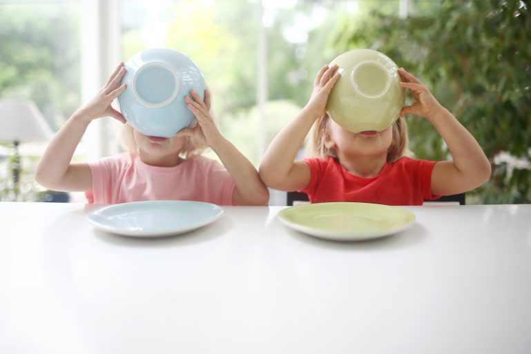 Deux enfants prennent leur petit-déjeuner