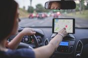 Une femme cherche un relais colis sur un GPS