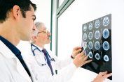 Deux médecins examinent un IRM du cerveau
