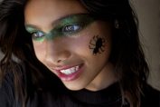 Une jeune femme maquillée avec des paillettes