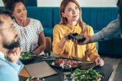 Une femme paie sa note au restaurant