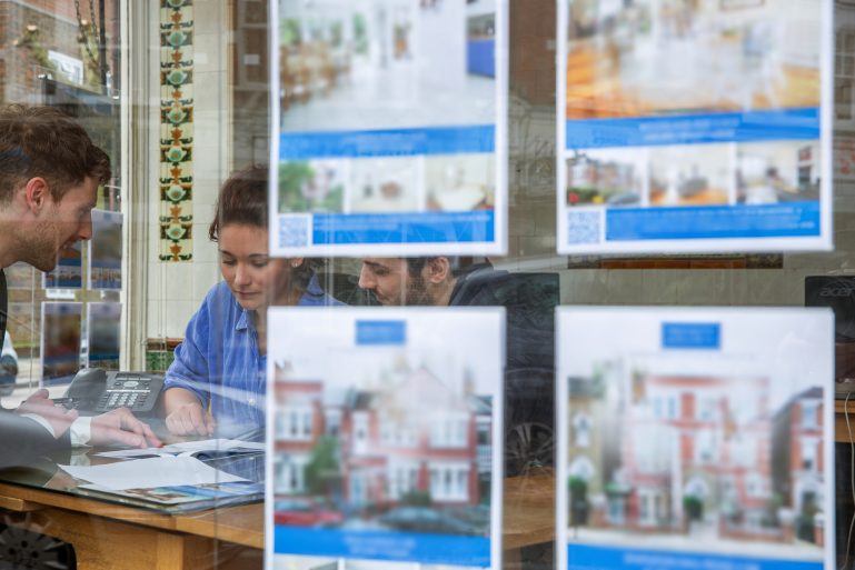 Un couple dans une agence immobilière