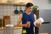 Un homme boit une boisson avec des protéines