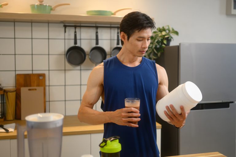 Un homme boit une boisson avec des protéines