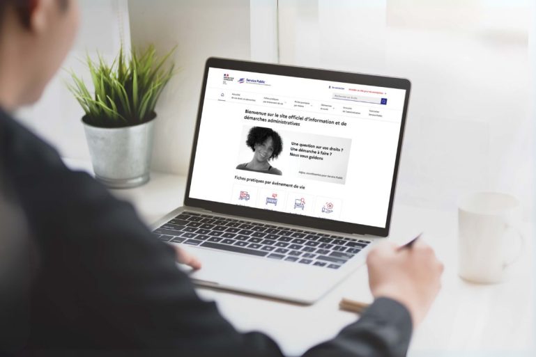 Un homme consulte le site service-public.gouv.fr