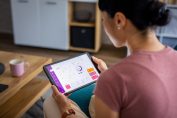 Une femme suit sa consommation d'énergie sur une tablette