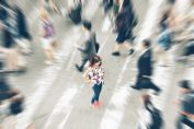 Femme utilisant un téléphone au milieu de la foule