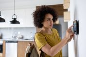 Femme quittant sa maison et activant l’alarme