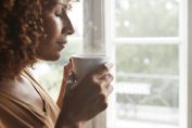 Une femme qui boit une boisson chaude