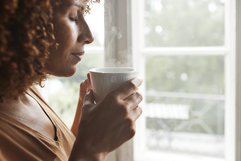 Une femme qui boit une boisson chaude