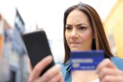 Une femme grimace lors d'un achat sur internet mobile