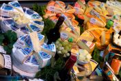 Des fromages dans un rayon de supermarché
