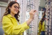 Une femme chez un opticien