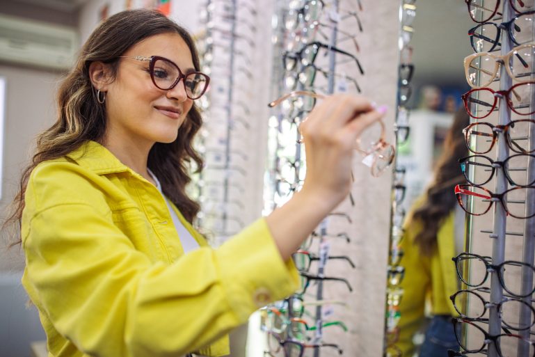 Une femme chez un opticien