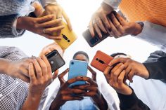 Une groupe de jeunes avec des smartphones en main