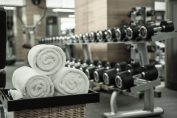 Des serviettes dans une salle de musculation