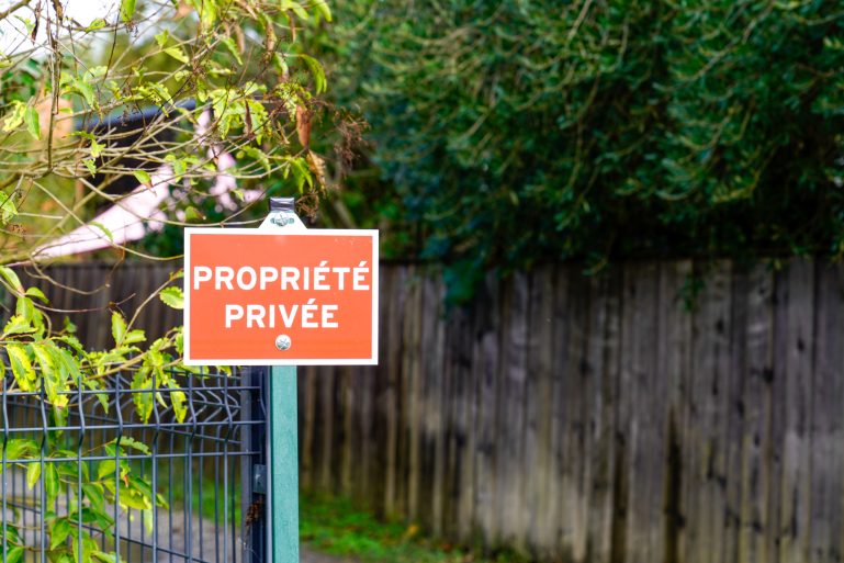 Un panneau propriété privée sur un chemin