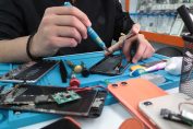 Un homme répare un smartphone