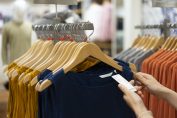 Des vêtements sur des cintres
