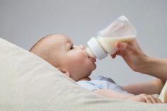 Image d'un bébé qui boit du lait