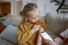 Une petite fille fait vérifier son taux de glycémie