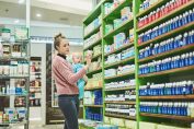 Une femme avec un bébé regarde des compléments alimentaires