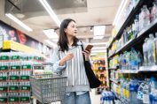 Une femme dans un rayon eaux minérales