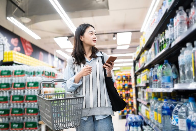 Une femme dans un rayon eaux minérales