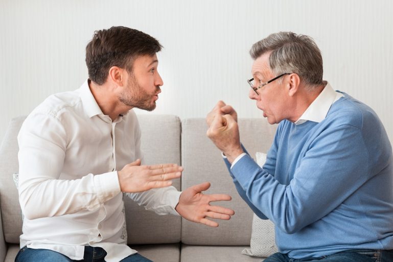 Deux hommes en discussion houleuse