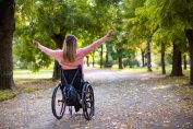 Une jeune femme en fauteuil roulant