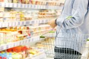 Un consommateur face à un rayon fromages frais