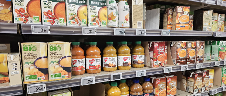 un rayon de soupes au supermarché
