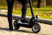 Un homme sur une trottinette électrique