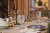 De la vaisselle ancienne sur une table dressée