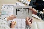 Des personnes regardent un plan
