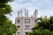 Antennes 4G et 5G sur le toit d’un immeuble